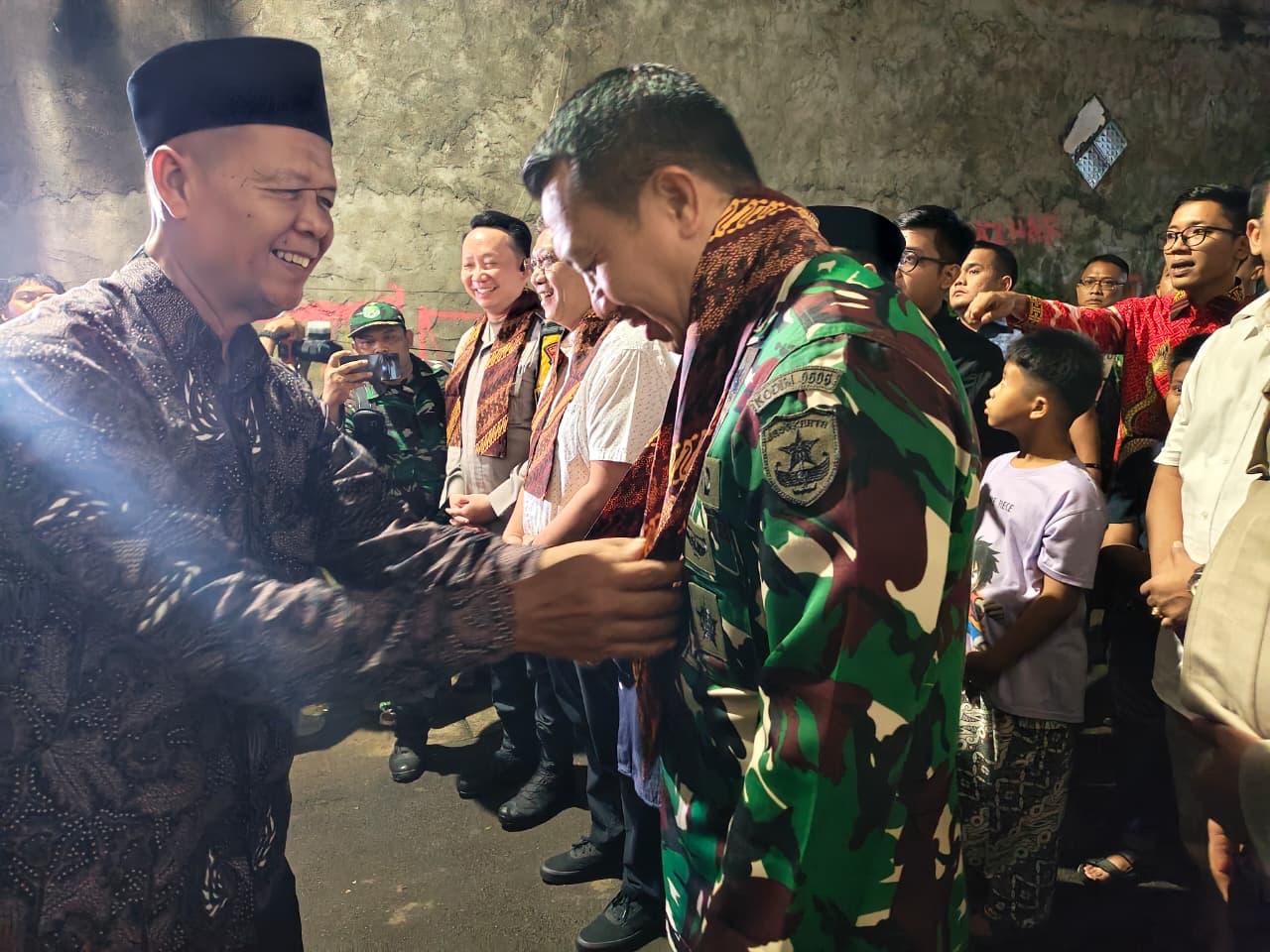 Dandim Ingatkan Warga Bahaya Judi Online Dandim 05/06 Tangerang Kolonel Inf Ary Sutrisno saat berkunjung ke warga Pondok Aren, Jumat (12/9).