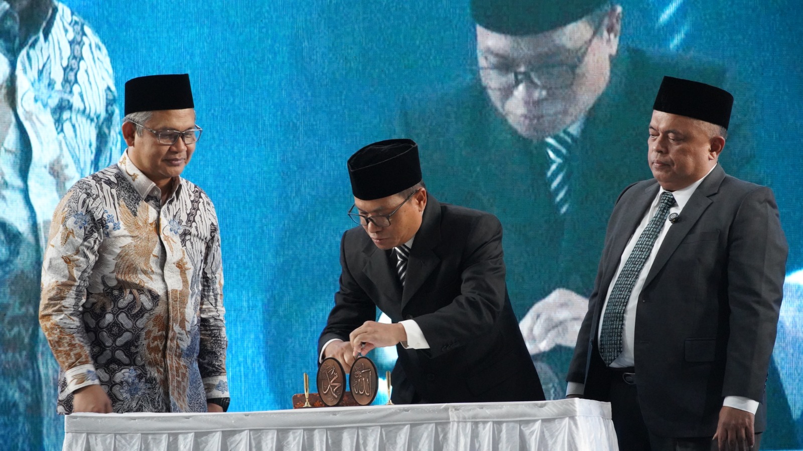 Prosesi pengukuhan berlangsung khidmat di Auditorium Lantai 19 Gedung 1912 UMT, Kamis (18/9/2025). (Ist)