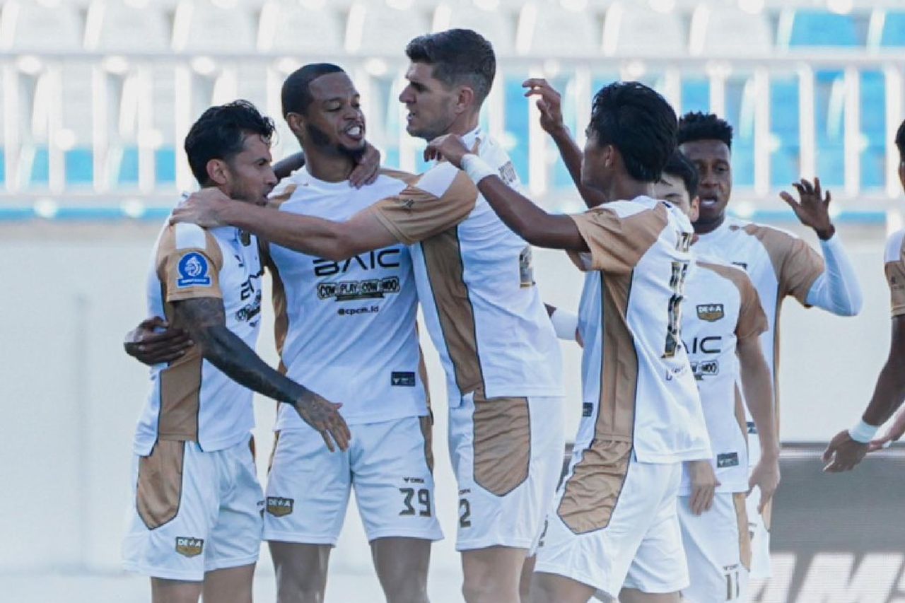 Dewa United Kandaskan Tuan Rumah Arema 2-1 Selebrasi Skuad Dewa United usai menundukkan tuan rumah 2-1. Foto : Ist