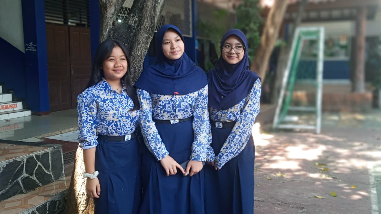 Dinas Pendidikan Kota Tangerang Nilai PJJ Tak Efektif Siswi SMP Negeri 4 Kota Tangerang yakni Rhania Atshila Zahra, Putri Ayu Sari Wibowo dan Lathisa Maica Aurora memilih tetap bersekolah seperti biasa. Mereka kompak mengatakan bahwa PJJ tidak efektif.