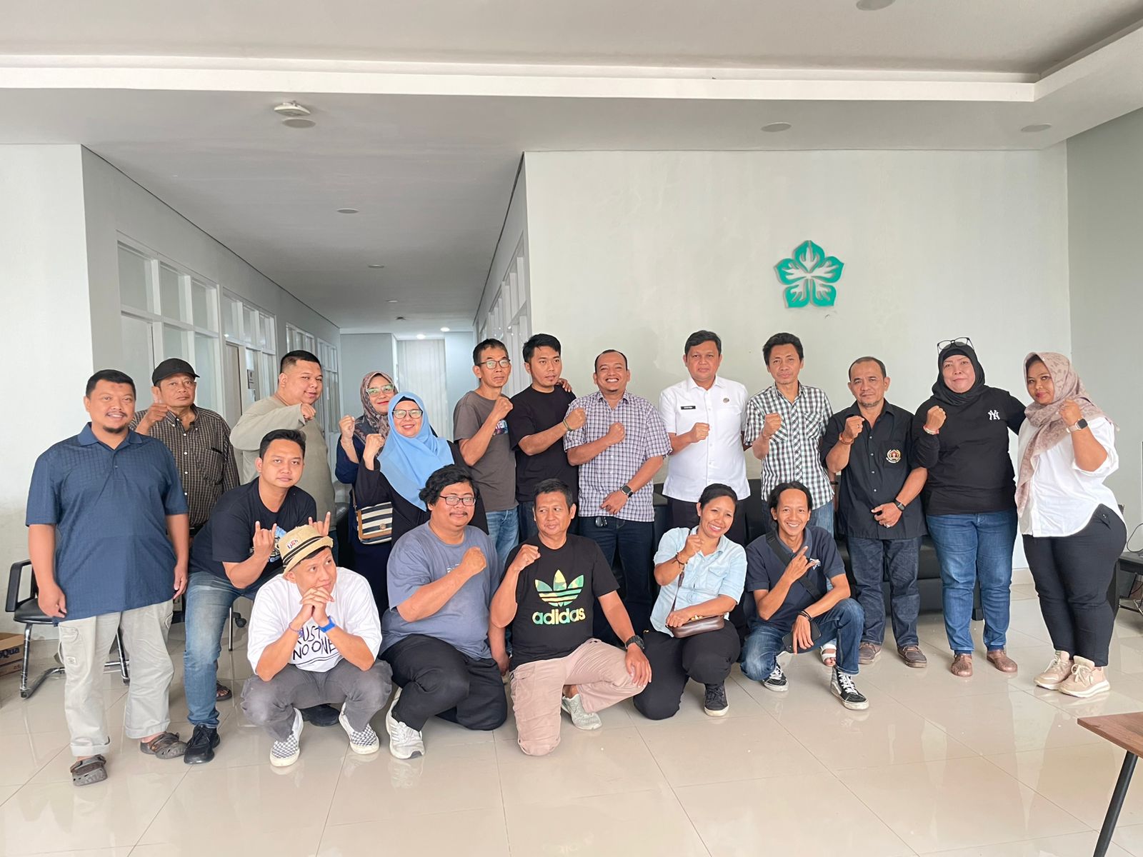 Dindikbud & PWI Kota Tangsel Komitmen Tingkatkan Kolaborasi Kepala Dindikbud Kota Tangsel Deden Deni bersilaturahmi ke Kantor PWI Kota Tangsel, Serpong, Rabu (10/9).