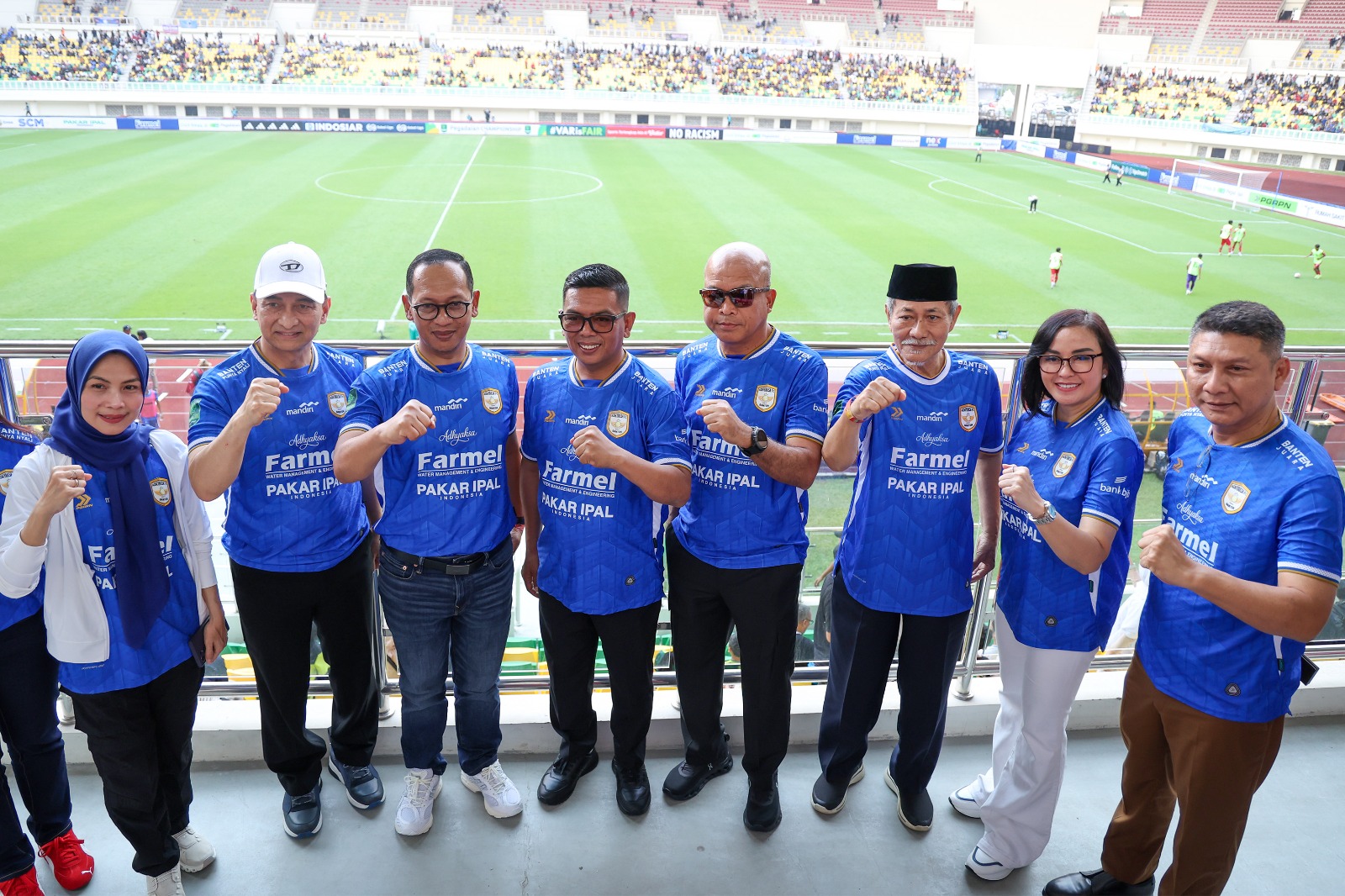 Gubernur Banten Andra Soni (no 4 dari kiri) saat menyaksikan pertandingan Adhyaksa FC Banten melawan FC Bekasi City di BIS. Foto :  Humas Pemprov