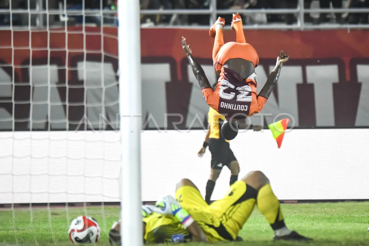 Selebrasi gaya Douglas Coutinho Gomes De Souza usai menjebol gawang Persija. Foto : Ist