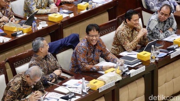 DPR Ingatkan Menkeu Purbaya: Boleh Koboi, Asalkan Ada Isinya Menteri Keuangan Purbaya (tengah) saat rapat perdana dengan Komisi XI DPR pada Rabu (10/9). Foto : Ist