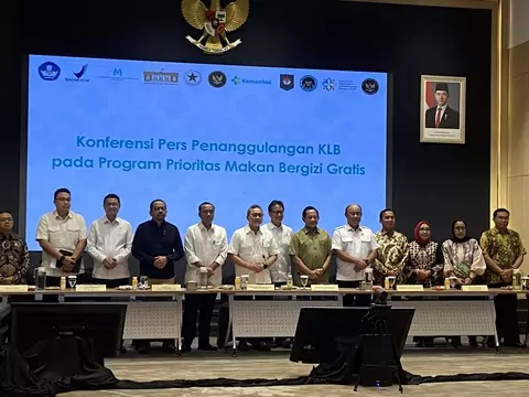 Menko Pangan Zulkifli Hasan (no 6 dari kiri) saat memimpin rapat. Foto : Ist