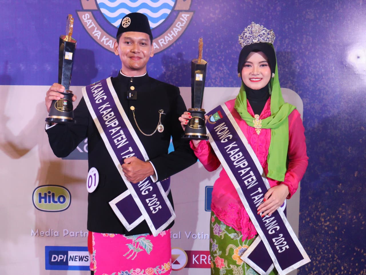 Muhammad Farhan (Kecamatan Sepatan) dan Regina Nastalia Shanifa (Kecamatan Pagedangan) berfoto bersama usai terpilih menjadi Kang dan Nong Kabupaten Tangerang 2025.