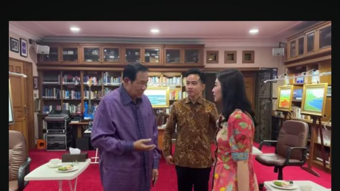 Gibran Ucapkan Selamat Ultah SBY Datang ke Cikeas Wapres Gibran bersama Istri berkunjung ke rumsh Msntan Presiden ke 6 Susilo Bambang Yudhoyono di Cikeas, Bogor. Foto : Ist