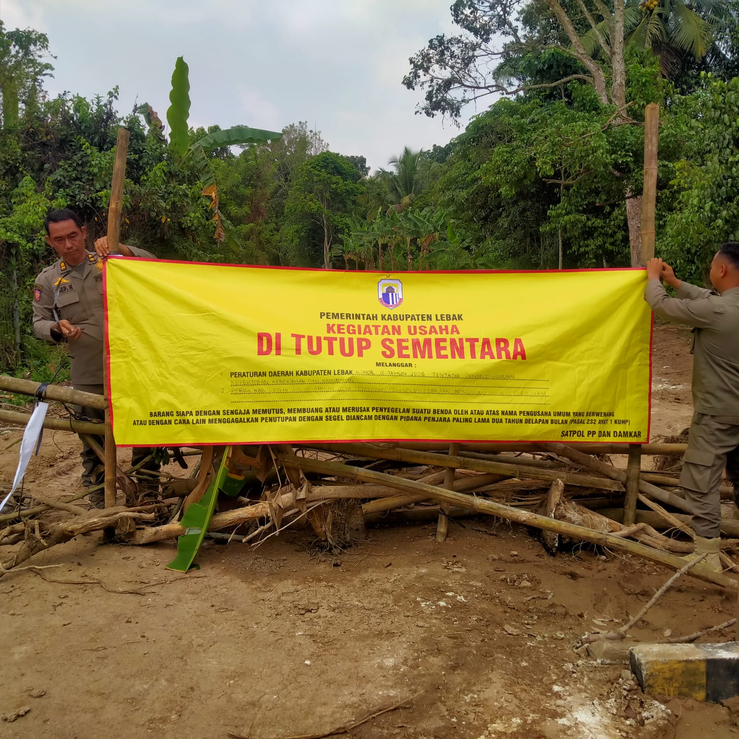 Satpol PP Lebak sedang menutup lokasi galian ilegal menggunakan spanduk peringatan, di Kampung Ciherang, Desa Maja, Kecamatan Maja, Senin (22/9).