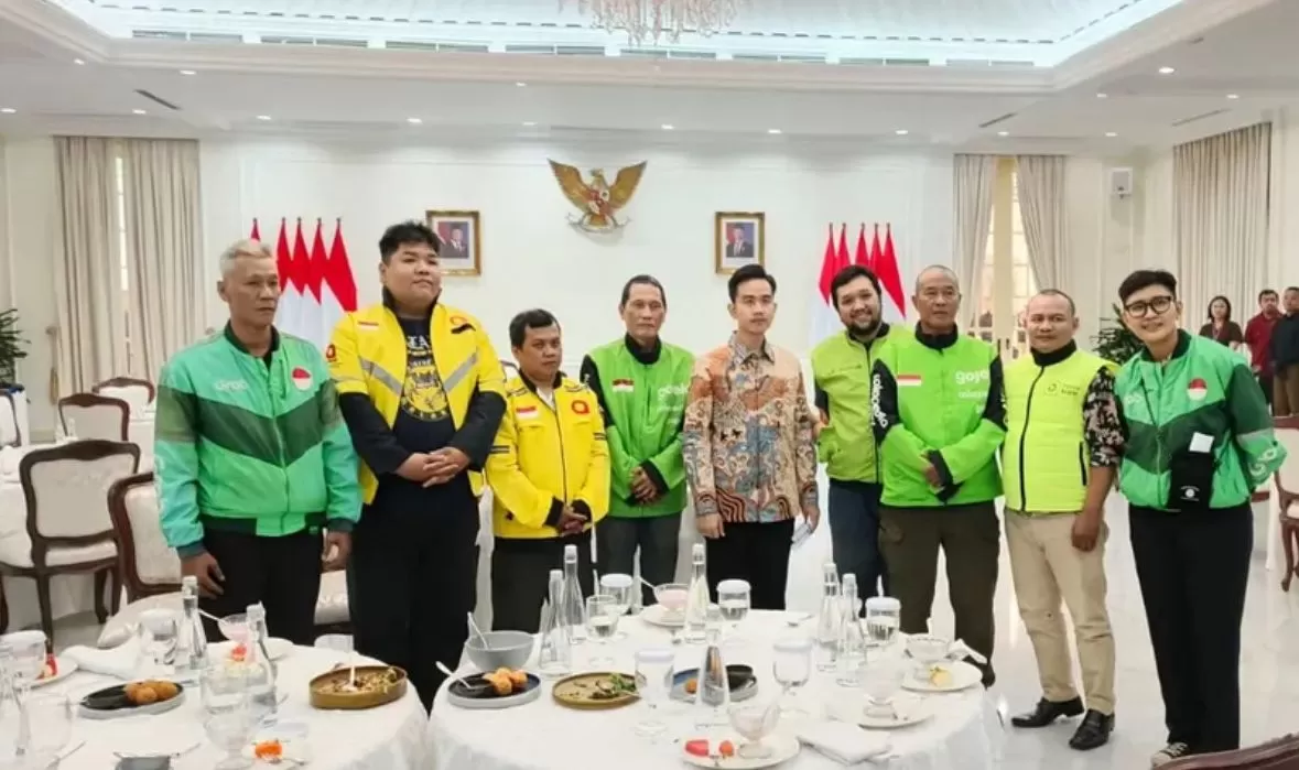 Gojek Pastikan Driver Yang Bertemu Wapres Gibran Adalah Mitra Aktif Sejak 2015 Wapres Gibran dan perwakilan driver Ojol di Istana Wapres. Foto : Ist