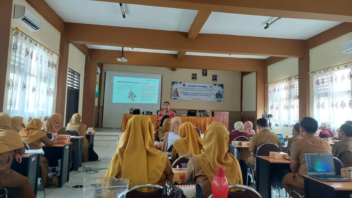 Para guru SMA Negeri 8 Pandeglang sedang mengikuti pelatihan IHT perencanaan pembelajaran mendalam tahun 2025, Selasa (16/9).