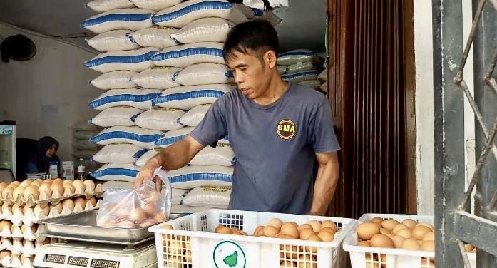 Salah seorang pedagang, sedang menjajakan barang dagangannya termasuk telur ayam ras, di Pasar Badak Pandeglang, Senin (8/9).