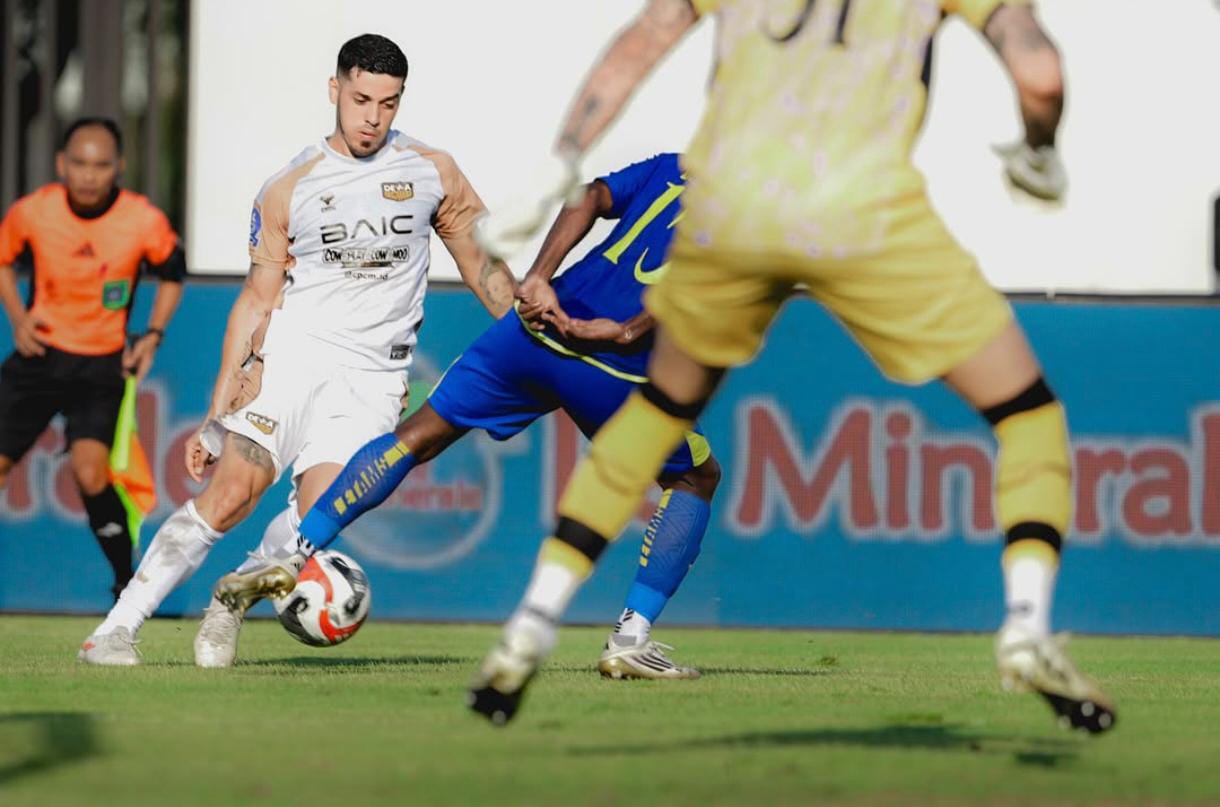 Laga Dewa United vs Arema FC. Foto : Ist