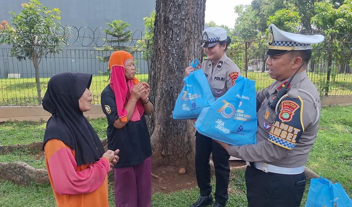 Satlantas Polres Tangsel berbagi paket sembako kepada warga sekitar dalam tangkar HUT Satlantas ke 70.