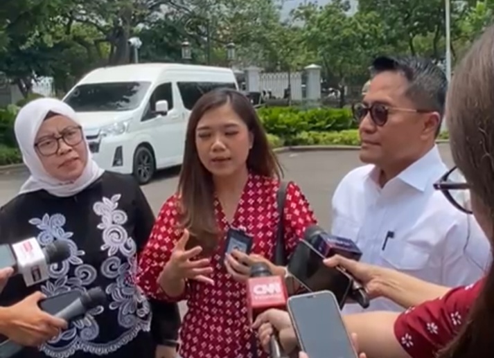 Deputi Bidang Protokol, Pers, dan Media Sekretariat Presiden (Setpres) Yusuf Permana (baju putih) saat memberikan konferensi pers. Foto : Ist
