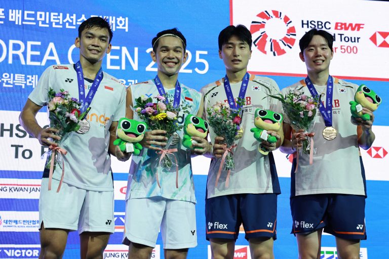 Fajar/Rian (kiri) raih runner-up Korea Open 2025. Foto : Ist