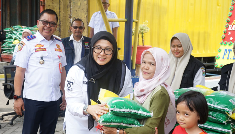 Wakil Bupati Tangerang, Intan Nurul Hikmah, saat menghadiri Bazar Beras Murah dalam rangka menyambut Hari Ulang Tahun Perhubungan Nasional (Harhubnas) 2025, Rabu (17/9).