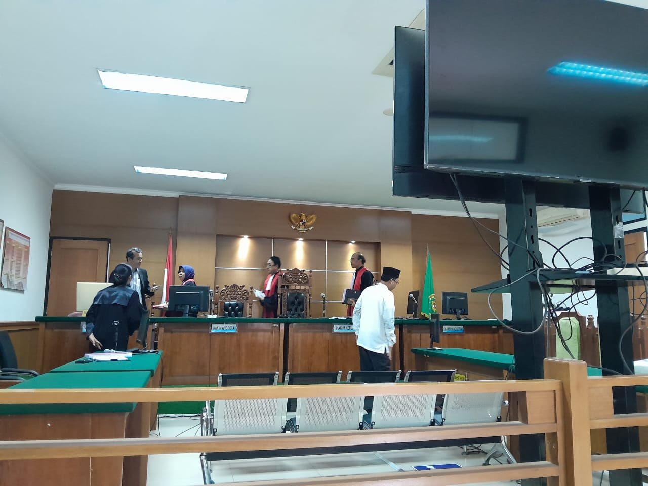 Terdakwa ES meninggalkan ruang sidang kasus tipikor di PN Tipikor Serang, Senin (15/9/2025).(Istimewa)