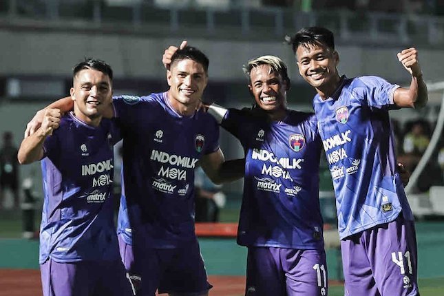 Selebrasi skuad Persita usai menang 2-1 dari Persib. Foto : Ist