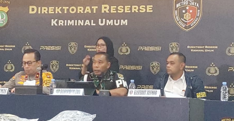 Kacab BRI Diculik Oknum TNI Danpomdam Jaya Kolonel CPM Donny Agus Prayitno (tengah) saat konferensi pers. Foto : Ist