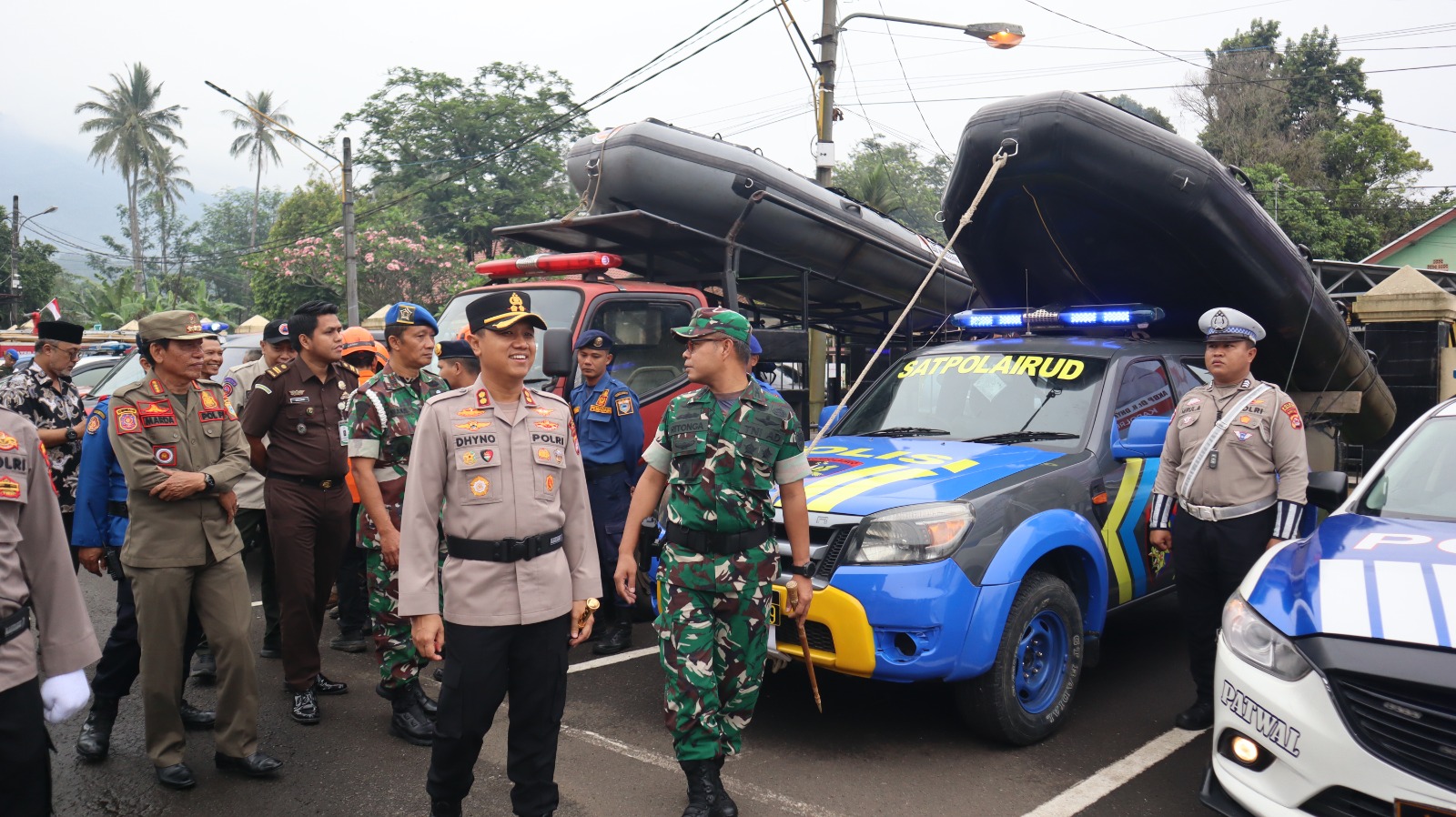 Kapolres bersama Dandim 0601 Pandeglang, bersama para pihak lainnya sedang melakukan pemeriksaan kesiapan sarana prasarana siaga bencana di halaman Mapolres Pandeglang, Kamis (18/9).