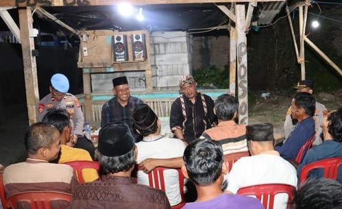Kapolres Serang Ajak Warga Aktifkan dan Tingkatkan Kegiatan Pos Ronda Kapolres Serang, AKBP Condro Sasongko, saat meninjau pos ronda yang berada di Kampung Pasir Nangka