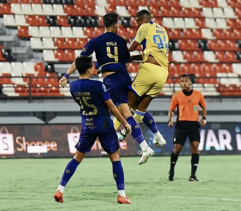 Laga Persib vs Persita. Foto : Ist