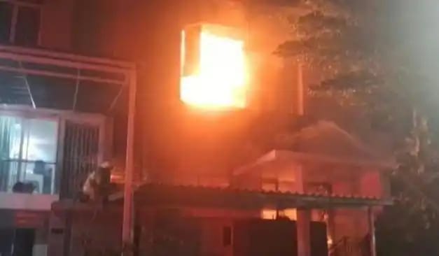 Kebakaran Rumah di Jakbar Tewaskan Dua Orang, Polisi Ungkap Penyebabnya Kebakaran melanda rumah di Pegadungan, Kalideres, menewaskan 2 orang. Foto : Ist