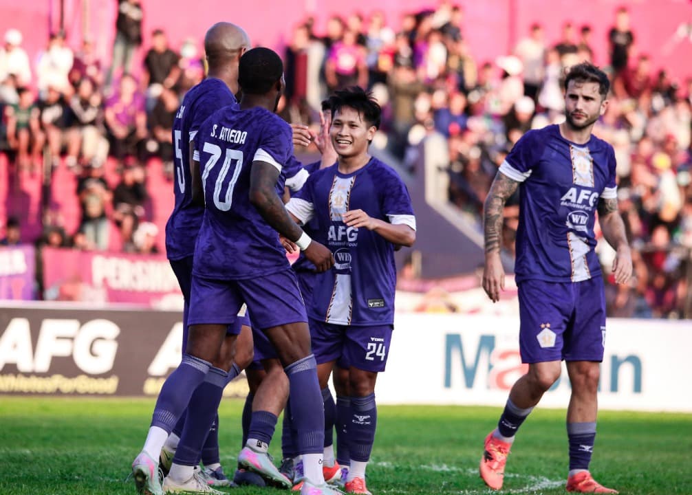 Kemenangan Perdana Modal Persik Hadapi Malut United Selebrasi skuad Persik Kediri usai menang 1-0 dari PSBS Biak. Foto : Ist