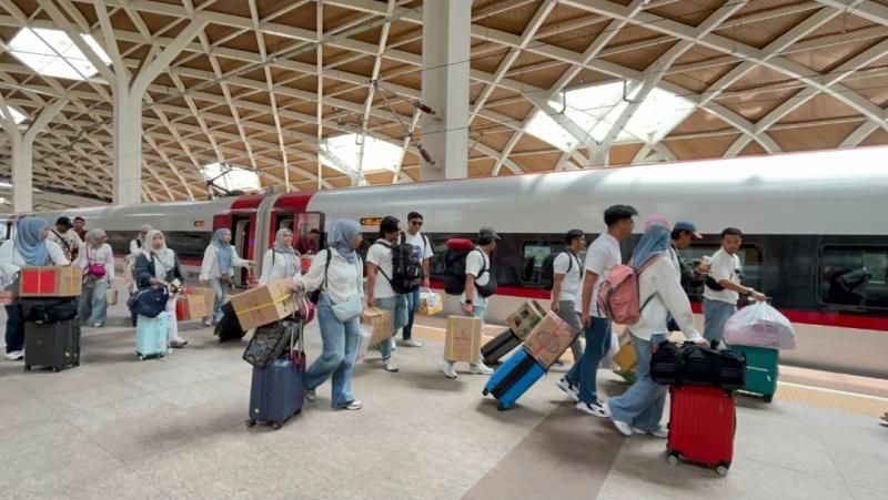 Penumpang Whoosh di Stasiun Halim. Foto : Ist