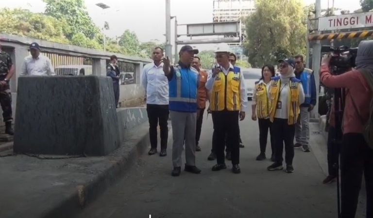 Kerusakan Infrastruktur Akibat Demo Mencapai Rp900 M, Jatim Paling Parah Menteri PU Dody Hanggodo saat meninjau fasilitas umum yang dirusah para pendemo. Foto : Ist