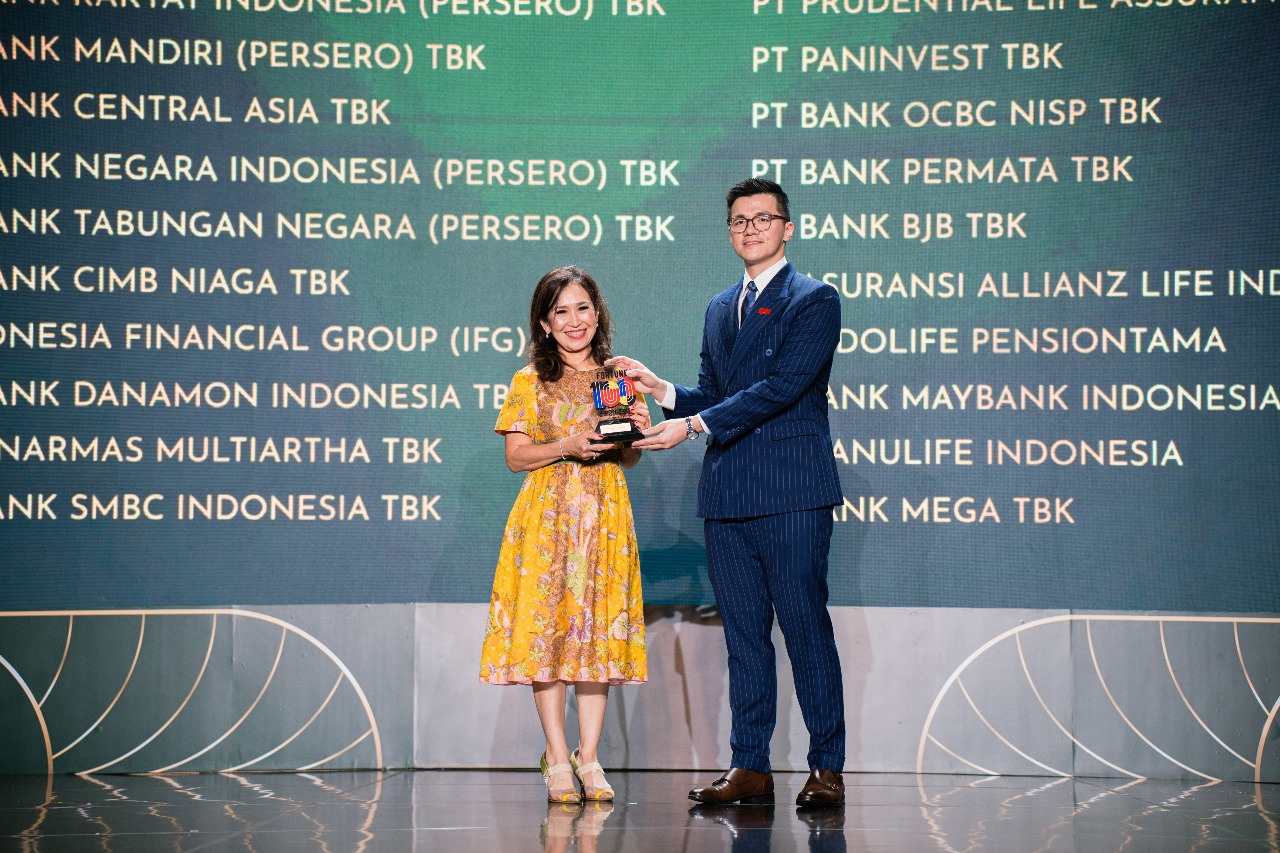Rita Mirasari, Direktur Danamon saat menerima penghargaan dari William Utomo, Co-Founder sekaligus Chief Operating Officer (COO) dari IDN di ajang FORTUNE Indonesia 100 Gala di Jakarta. Foto : Ist