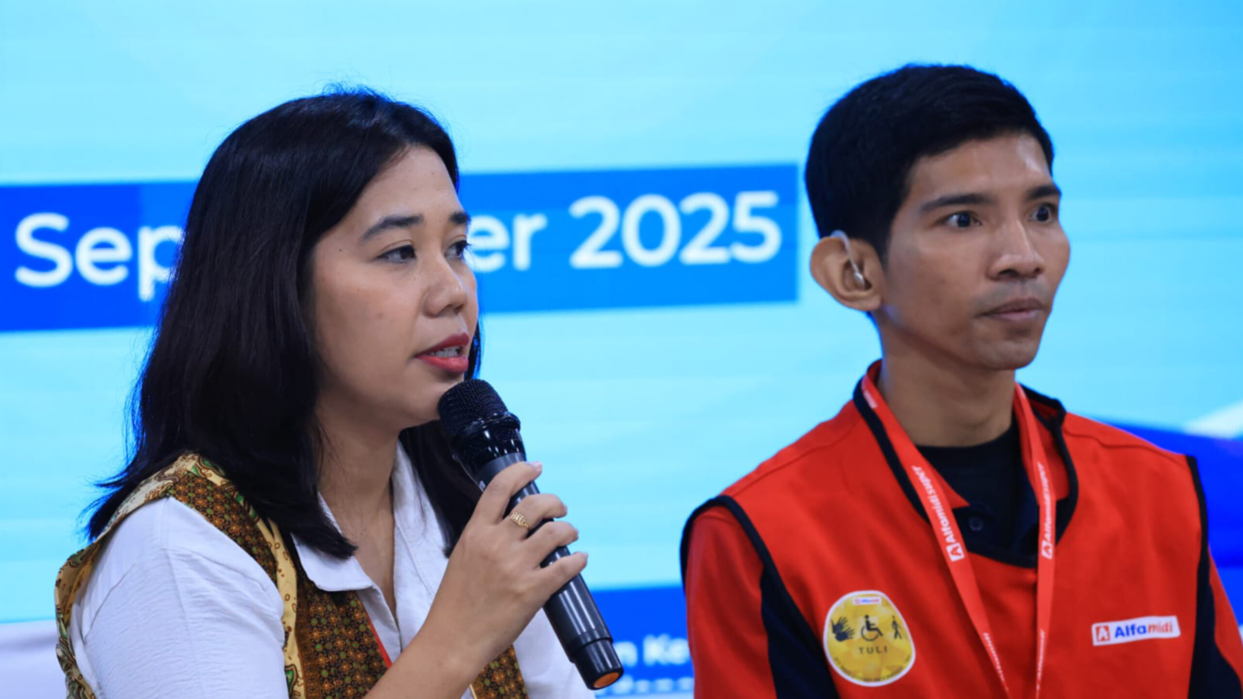 People Development Manager Alfamidi Cabang Bitung Seridah Ritha Gustina Ginting (kiri) mendampingi Ferdiansyah (kanan) dalam media briefing. (Dok. Humas Kemnaker)
