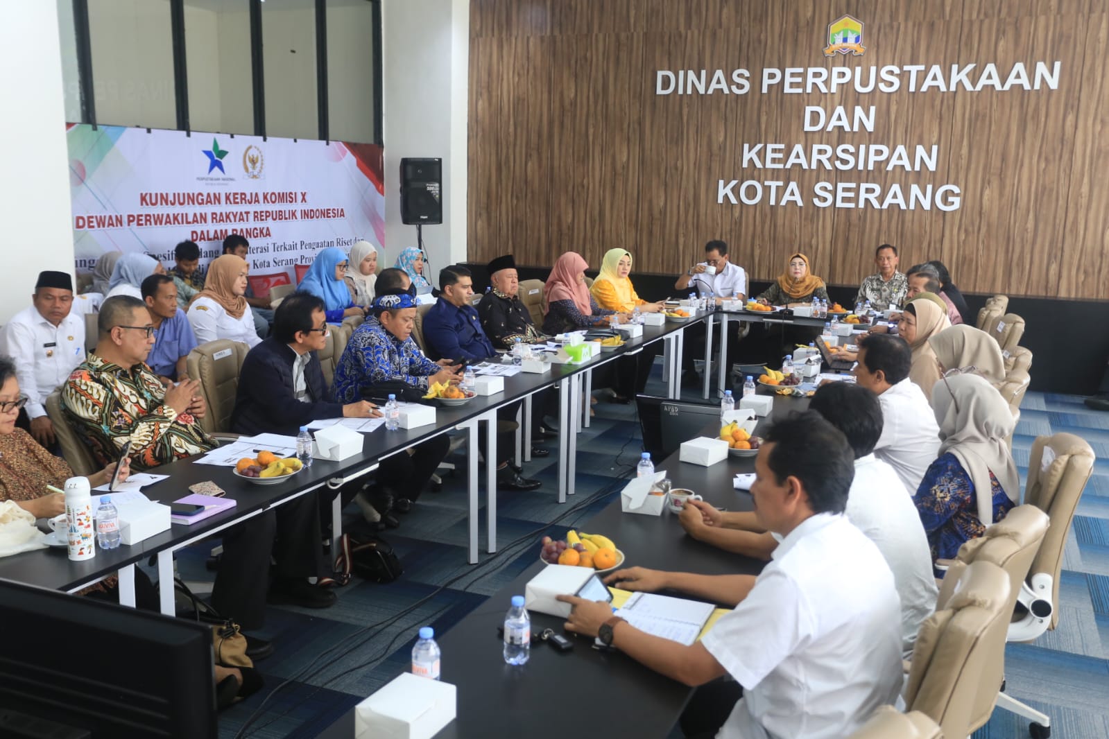 Kunjungangan Komisi X DPR RI, Adde Rosi Khoerunnisa ke Perpustakaan Daerah (Perpusda) Kota Serang, Ciracas. Foto : Ist