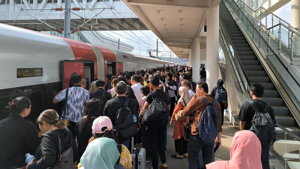 Libur Panjang, Penumpang Whoosh Naik 20 Persen Suasana penumpang Whoosh di Stasiun Halim saat libur. Foto : Ist
