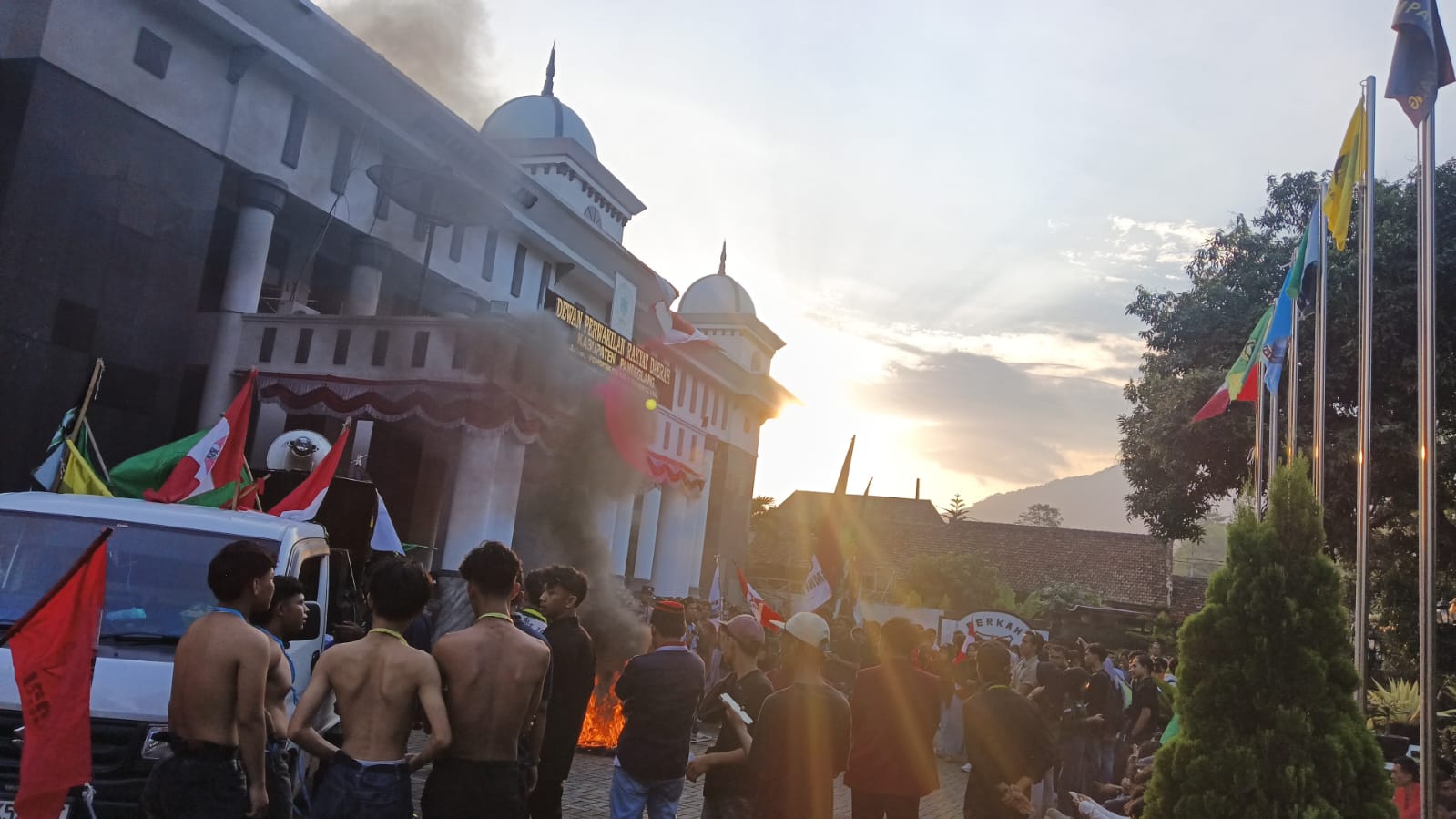 Mahasiswa Desak DPRD Pandeglang Rasionalisasi Tunjangan Mahasiswa dari Jaringan Mahasiswa Untuk Rakyat (JAMUR) melakukan aksi unjuk rasa di depan Gedung DPRD Pandeglang, Kamis (4/9/2025). Massa menuntut rasionalisasi tunjangan anggota DPRD.(Istimewa)