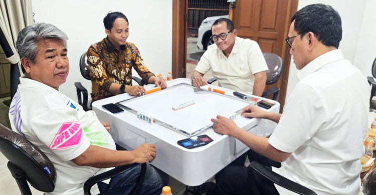Main Domino Bareng Eks TSK Pembalak Hutan Foto : Ist