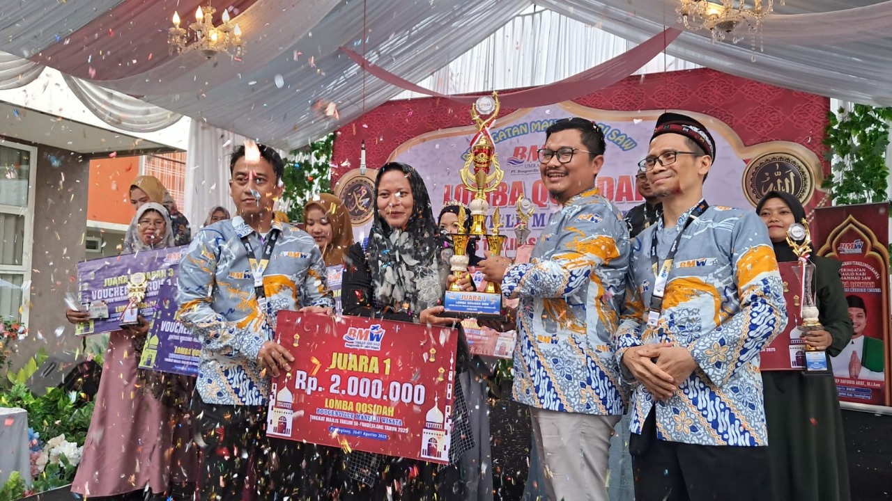 Majelis Taklim Nurul Iman Cipacung Juara 1 Lomba Kasidah BWM Umrah Direktur BMW Arif Rakhmat Hidayat (kanan) dan Komisaris Asep Rafiudin Arif menyerahkan piala kepada pemenang loma kasidah, Minggu (31/8/2025).(Istimewa)