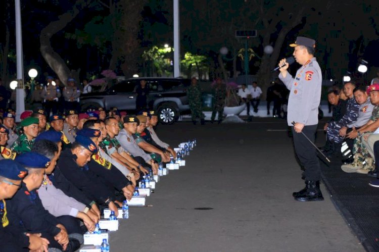 Makan Nasi Kotak Bareng Di Kwitang Dan Di Gedung DPR Kapolri Semangati Anak Buah Kapolri Jenderal Listyo Sigit Prabowo saat meninjau pasukan d8 Gedung DPR. Foto : Ist