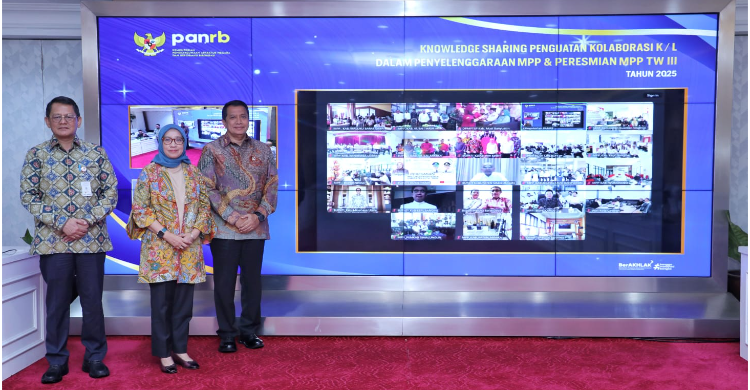 MenPANRB Rini Widyantini (tengah) meresmikan 11 Mal Pelayanan Publik (MPP) secara serentak. Foto : Ist