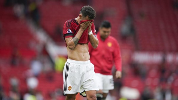 Pemain MU tertunduk lesu usai kalah dari Brentford 1-3. Foto : Ist