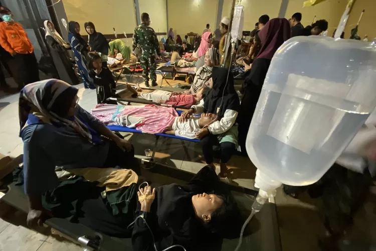 Korban keracunan dirawat di Gor Kecamatan Cipongkor. Foto : Ist