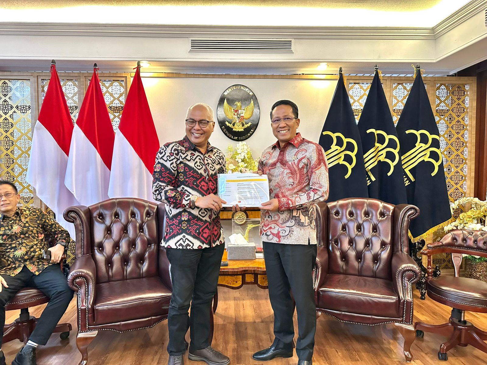 Ketua Umum PWI, Akhmad Munir, diterima langsung oleh Menteri Hukum, Supratman Andi Agtas, pada Kamis (11/9/2025) siang. Pertemuan yang berlangsung tersebut menjadi momen penting bagi kelanjutan perjalanan organisasi wartawan tertua di Indonesia itu.(Istimewa)