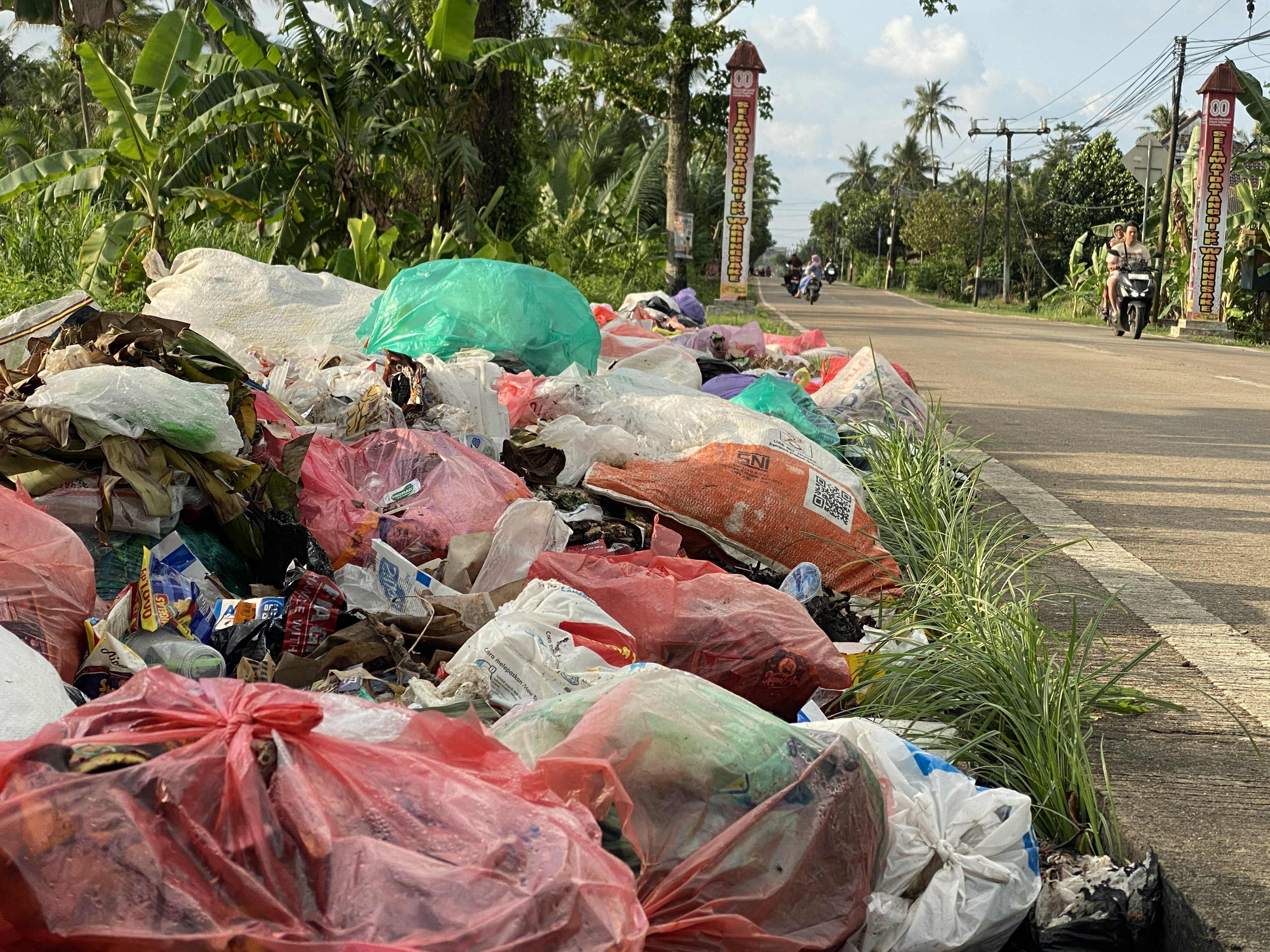 Miris, Sampah Dibiarkan Menggunung Di Jalan Ciseukeut-Sobang Sampah menggunung dan berserakan, serta tercium bau menyengat, di Jembatan Kapala Nunggal, Ruas Jalan Ciseukeut-Sobang-Tela, tepatnya di Kampung Warungsake, Desa Mekarsari, Kecamatan Panimbang, Kabupaten Pandeglang, Minggu (14/9).