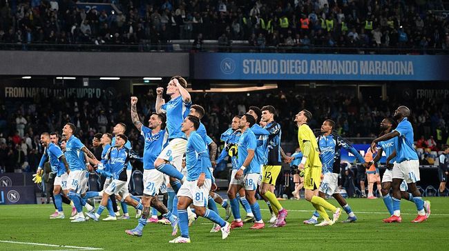 Selebrasi skuad Napali usai menang dari Cagliari. Foto : Ist
