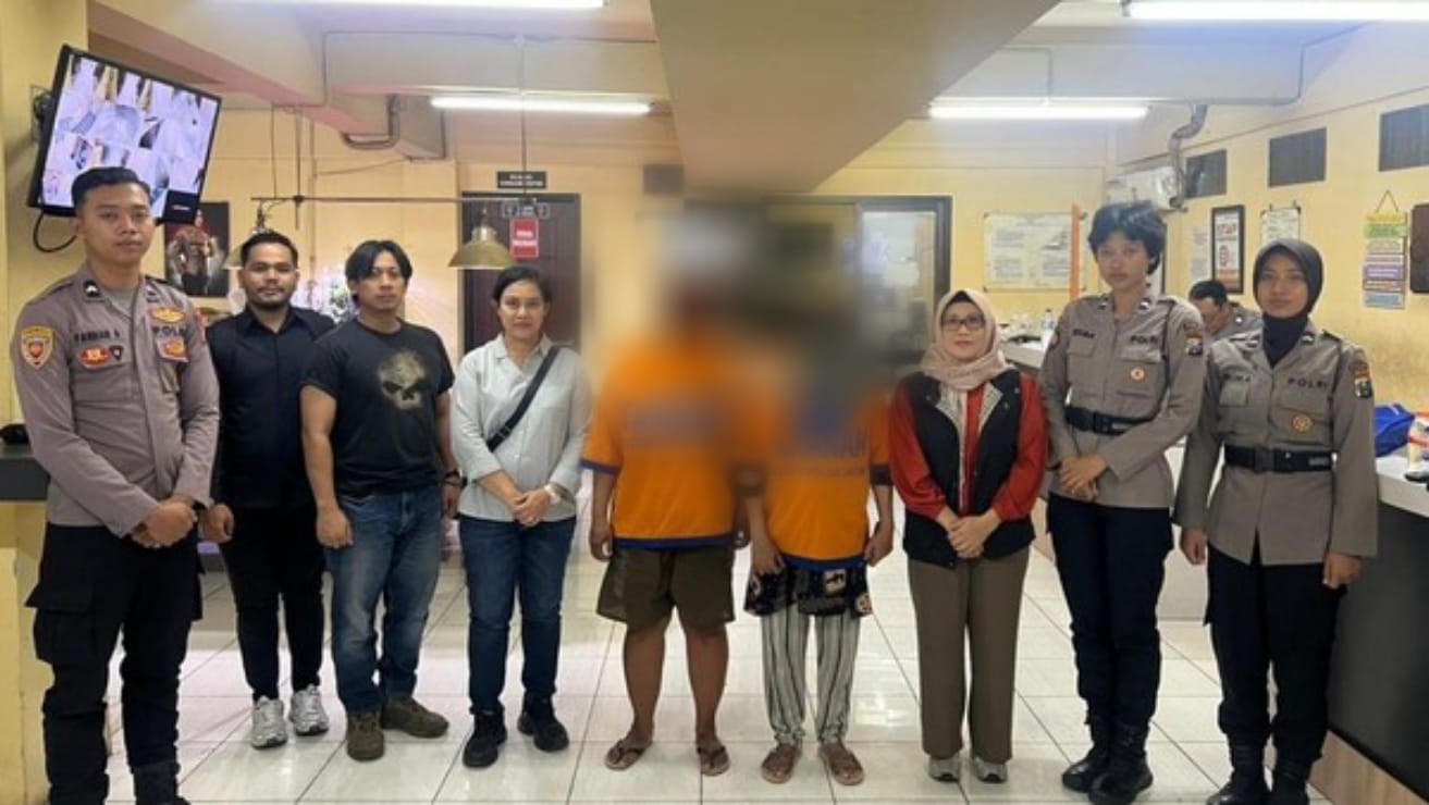 Orang Tua Penyiksa Bocah di Kebayoran Lama Ditangkap Polisi SNK (42) dan EF alias YA (40 kedua orang tua korban kini diamankan pihak yang berwajib. Foro : Ist