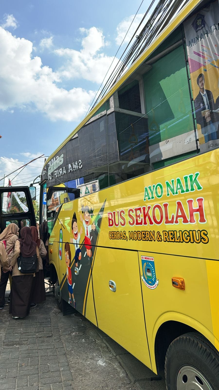 Siswa sekolah saat menaiki bus gratis di Tangsel, Selasa (16/9)