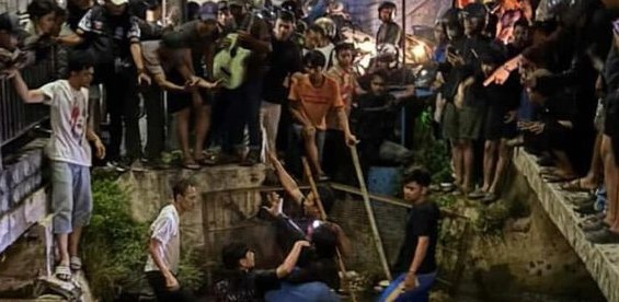 Maling motor menceburkan diri di Pondok Terong, Kota Depok. Foto : Ist