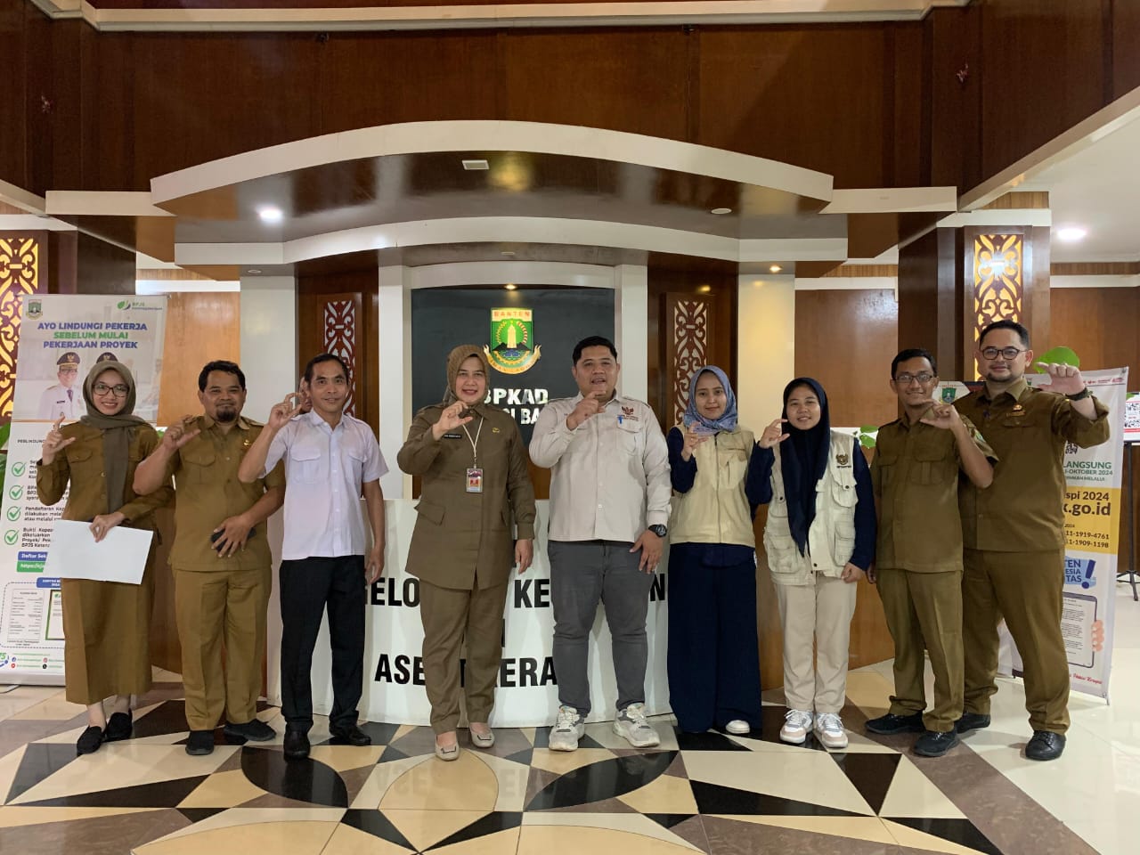 KI Banten dan jajaran BPKAD foto bersama, usai kegiatan visitasi lanjutan pengisian Kuesioner Self Assessment Questionnaire (SAQ).(Istimewa)