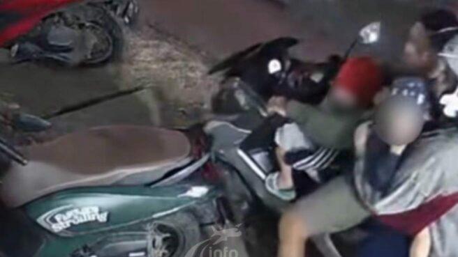 Pasutri Terekam CCTV Curi Helm Di Cireundeu Aksi pencurian helm kembali terjadi di wilayah kawasan Cirendeu, Kecamatan Ciputat Timur. Kali ini, pasangan suami istri (pasutri) terekam kamera pengawas (CCTV).