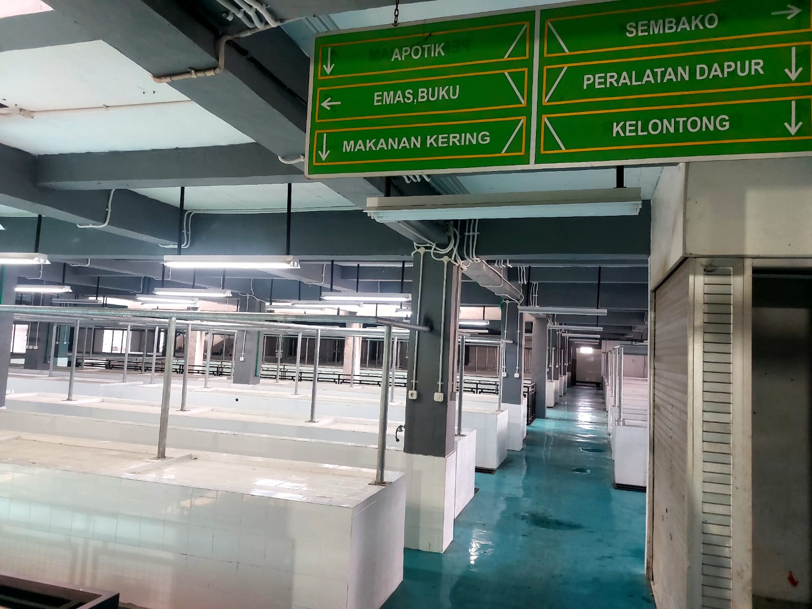 Pedagang Enggan Pindah Ke Kios Lantai 2 Pasar Ciputat Kondisi los di Pasar Ciputat yang telah disediakan oleh Pemkot Tangsel, Selasa (2/9)
